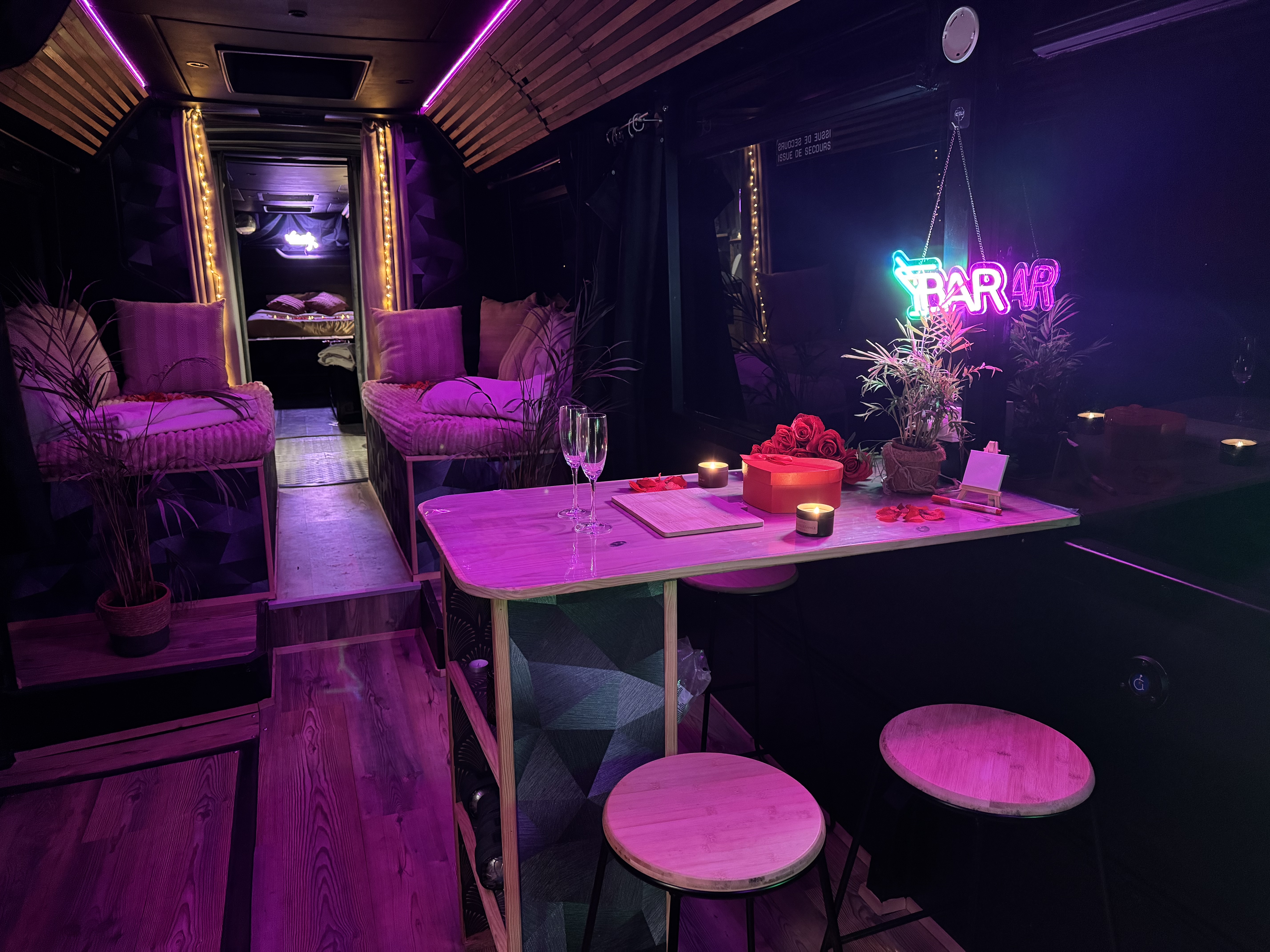 Photo 10/10 — Bus « Le Bus Insolite : nuit en bus avec jacuzzi près de Dijon » à Saint-Usage Côte-d'Or