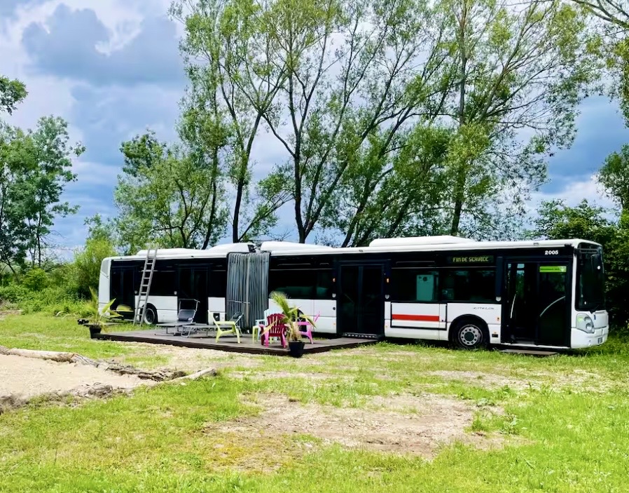 Bus « Le Bus Insolite : nuit en bus avec jacuzzi près de Dijon » — Saint-Usage (Côte-d'Or)
