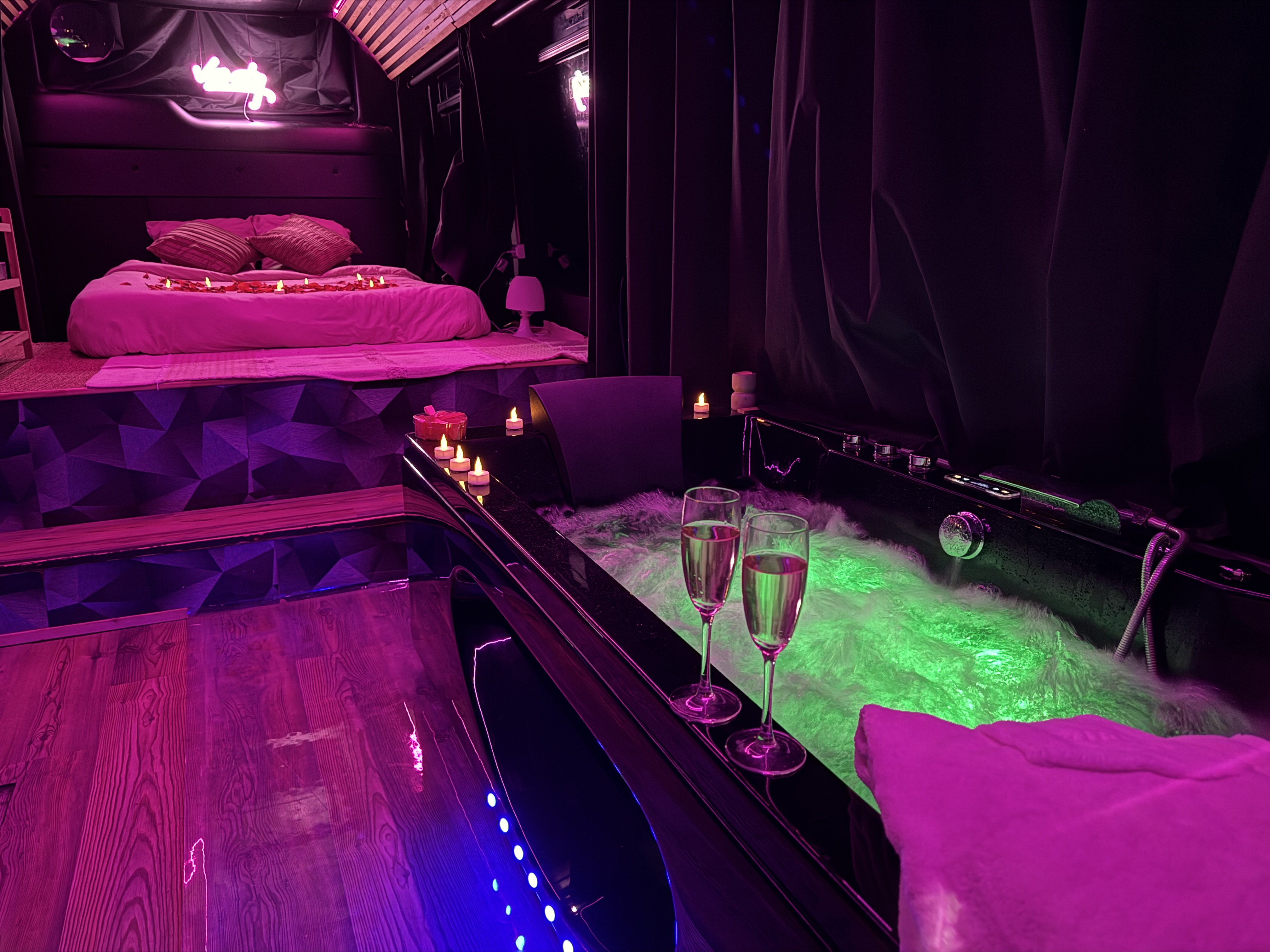 Espace nuit du Bus Insolite — lit 160×200 avec lumières néon