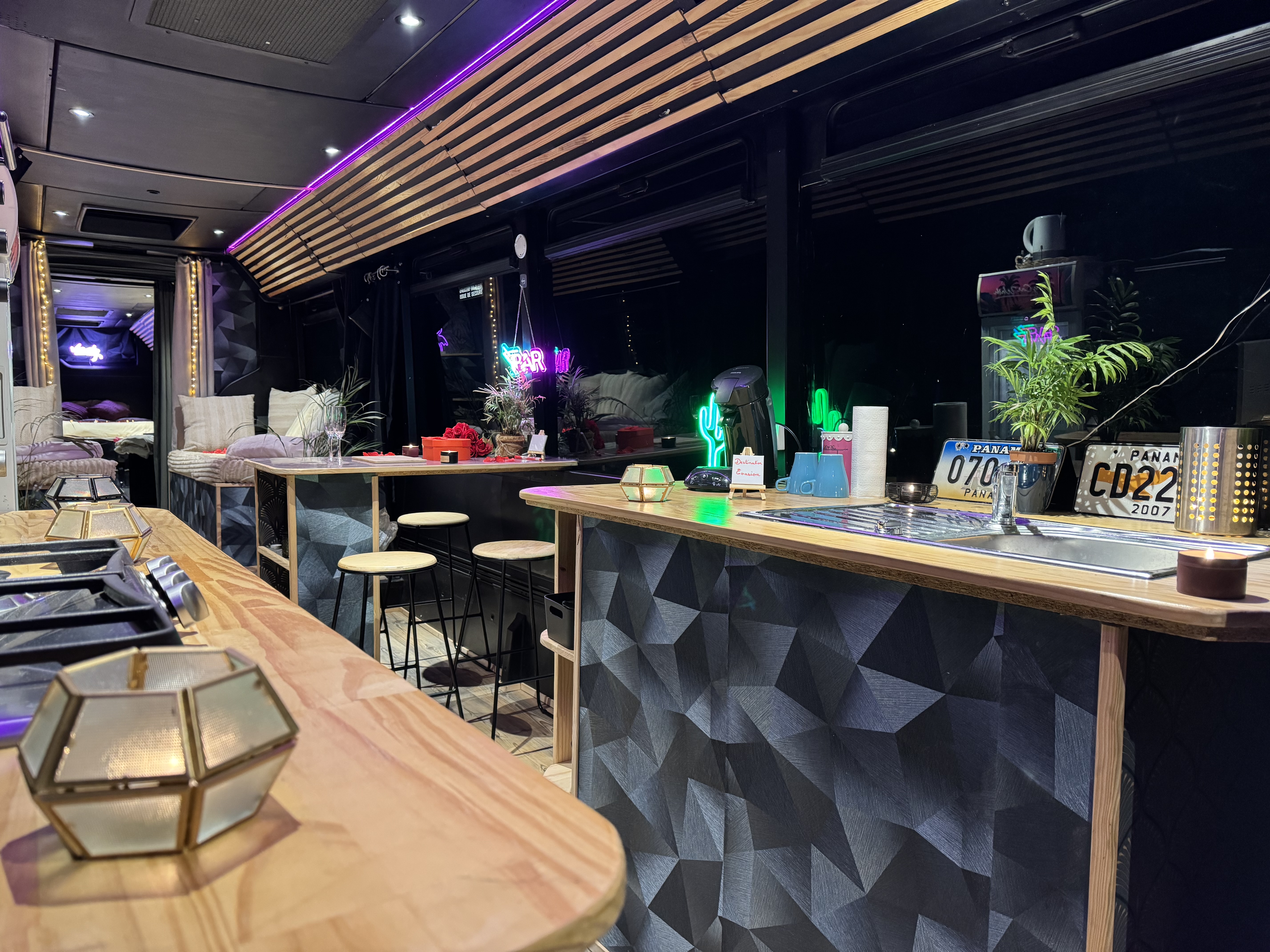 Cuisine équipée du Bus Insolite avec plaque gaz et réfrigérateur