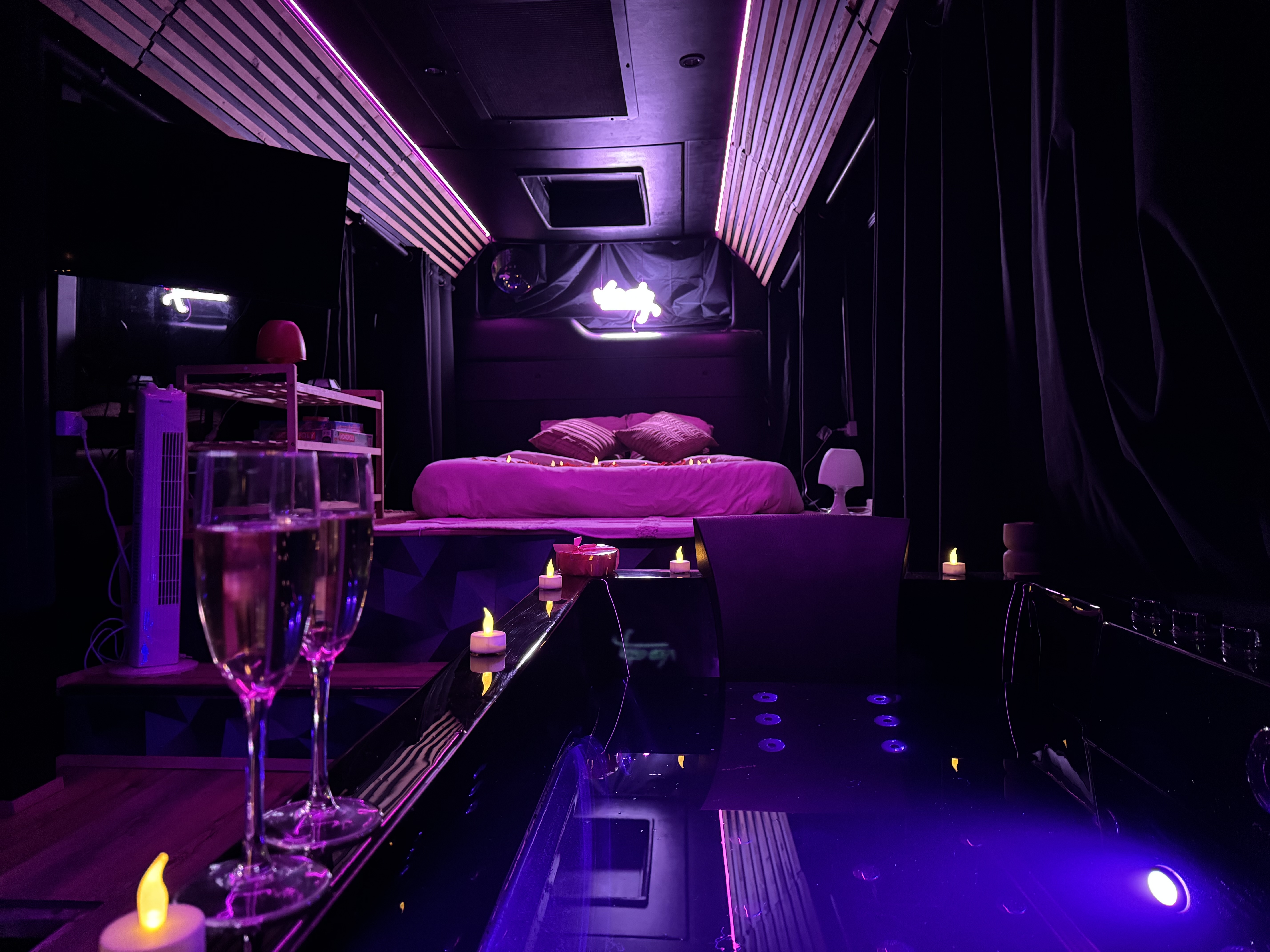 Jacuzzi balnéo privatif à l'intérieur du Bus Insolite