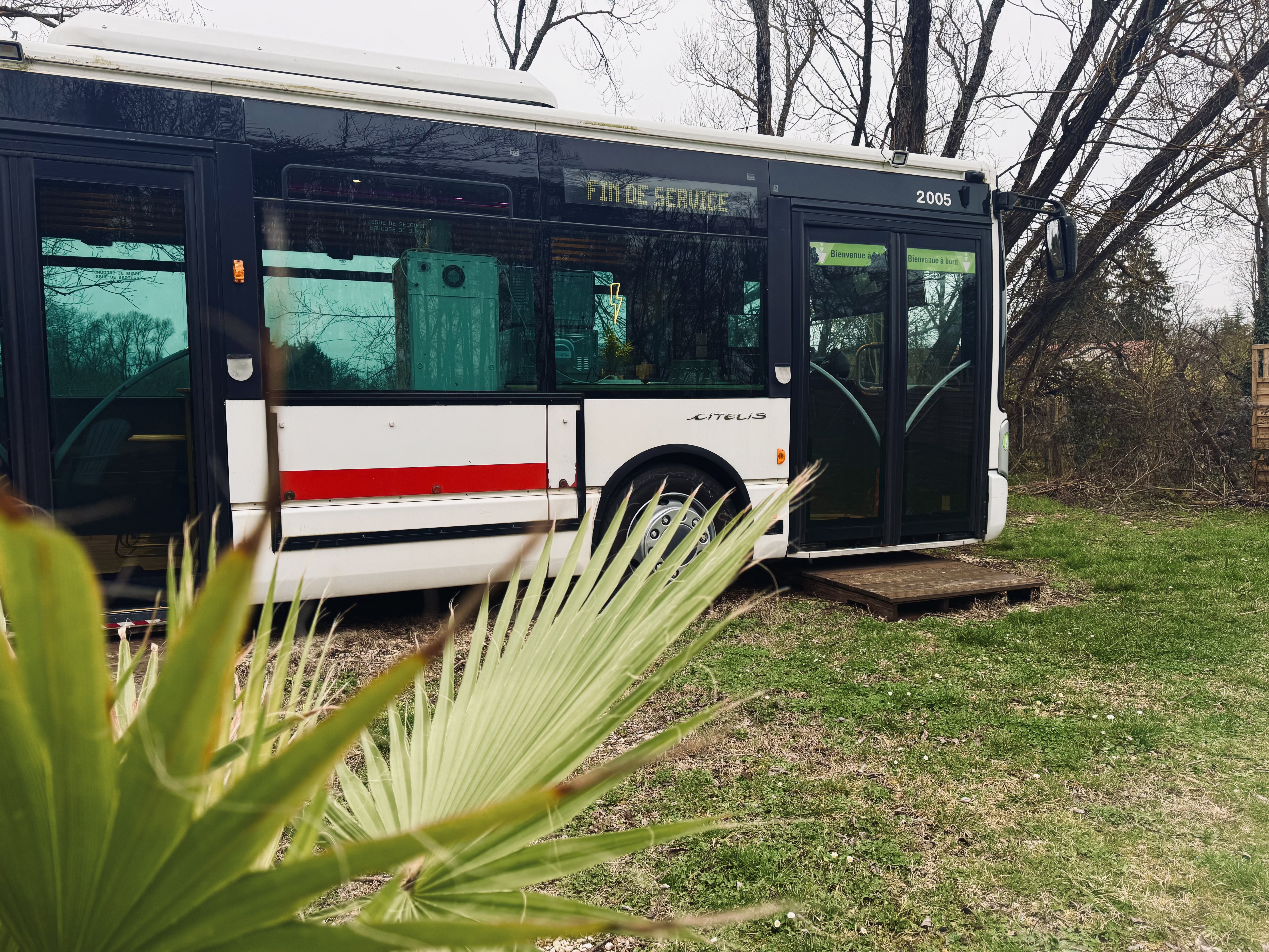 Photo 3/10 — Bus « Le Bus Insolite : nuit en bus avec jacuzzi près de Dijon » à Saint-Usage Côte-d'Or
