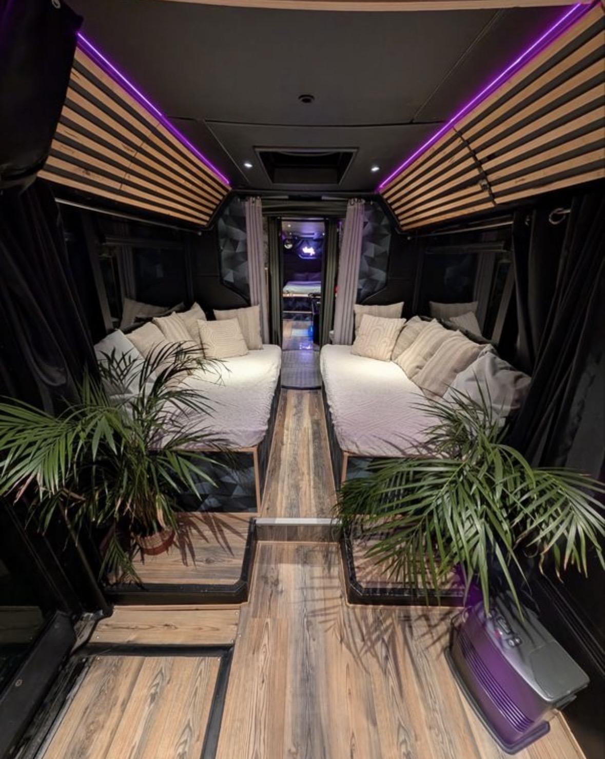 Salon rétro du Bus Insolite avec banquettes